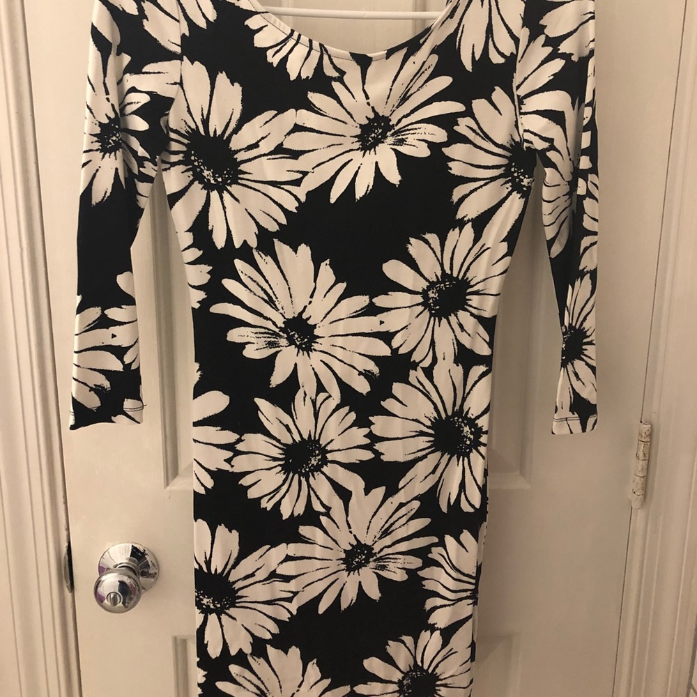 Scoop neck daisy stretch dress